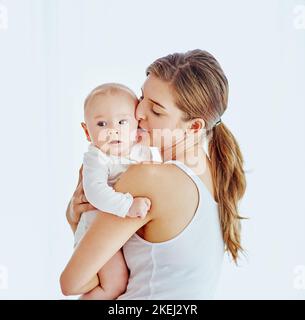 Die Hölle immer von Mutter Liebe umgeben sein. Eine Mutter Bonding mit ihrem entzückenden Jungen zu Hause. Stockfoto