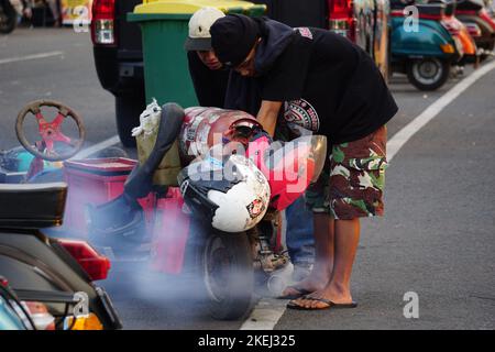 Der Fahrer des Rollers auf panjalu Scooter fest Stockfoto