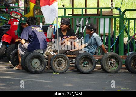 Der Fahrer des Rollers auf panjalu Scooter fest Stockfoto