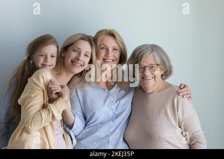 Liebevolle Multi-Generationen-Frauen-Familie posieren auf blauem Studio-Hintergrund Stockfoto