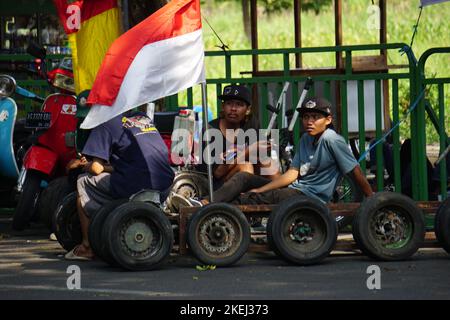 Der Fahrer des Rollers auf panjalu Scooter fest Stockfoto