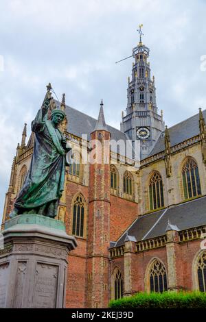 De Grote Kerk oder St. Bavokerk, eine protestantische Kirche, auf dem Grote Markt, Haarlem, Nordholland, Niederlande Stockfoto