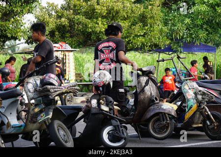 Der Fahrer des Rollers auf panjalu Scooter fest Stockfoto