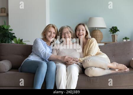 Portrait glücklich drei Generationen Frauen posieren für Familienbild Stockfoto