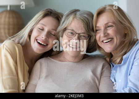 Drei Frauen unterschiedlicher Alter und Generation porträtieren Stockfoto