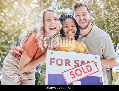 Familie, Immobilien und glücklich mit neuem Haus, Haus und Eltern mit Kind im Porträt und Eigentum mit Hausbesitzer. Annahme, Hypothek und Glück mit Stockfoto