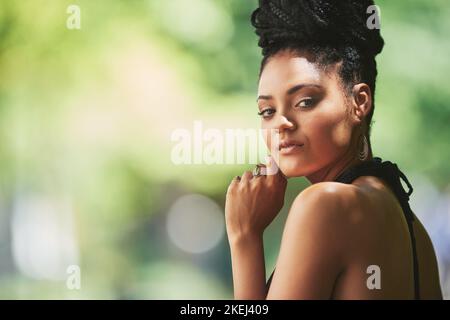 Schönheit ist eine Haltung. Porträt einer attraktiven jungen Frau, die im Freien posiert. Stockfoto