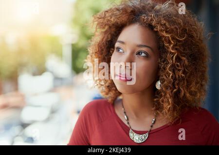 Sie erreichen, was Sie glauben: Eine junge Geschäftsfrau, die draußen auf einem Balkon steht. Stockfoto