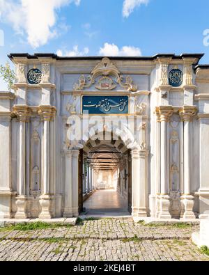 Weißer Marmor verziert Eingang von Gräbern auf historischen Eyup Friedhof, befindet sich im Stadtteil Eyup, auf der europäischen Seite von Istanbul, Türkei Stockfoto