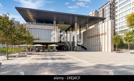 Istanbul, Türkei, 2 2022. September: Hintereingang des Atatürk Kulturzentrums, oder Atatürk Kultur Merkezi, abgekürzt AKM, einer Konzerthalle, Theater- und Kulturzentrum am Taksim-Platz, Beyoglu Stockfoto