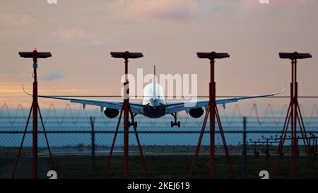 Richmond, British Columbia, Kanada. 12.. November 2022. Ein Airbus A350-900 von Turkish Airlines (TC-LGL) landet bei Sonnenuntergang am Vancouver International Airport. (Bild: © Bayne Stanley/ZUMA Press Wire) Stockfoto