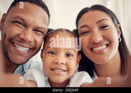 Glückliche Familie, Porträt und Lächeln für zu Hause Selfie in freudigem Glück für die Bindung oder Entspannung zusammen. Mutter, Vater und Kind lächeln zum Foto Stockfoto