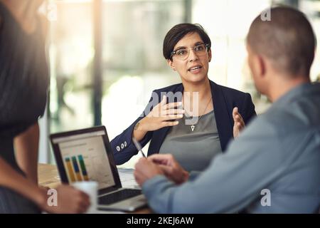 Jeder Erfolg beginnt mit der Entscheidung, es zu versuchen. Kollegen, die in einem Sitzungssaal diskutieren. Stockfoto