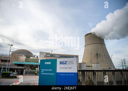 Lingen, Deutschland. 03.. November 2022. Blick auf das Kernkraftwerk Emsland. Das Kernkraftwerk in Lingen sollte eigentlich am 31. Dezember 2022 offline gehen. Aber nachdem der Kanzler im Oktober seinen Fuß niedergelegt hat, soll er nun bis April in Betrieb bleiben. (To dpa 'drei Monate sind nicht genug - Lingens Meinungen zum Kernkraftwerk') Quelle: Lino Mirgeler/dpa/Alamy Live News Stockfoto