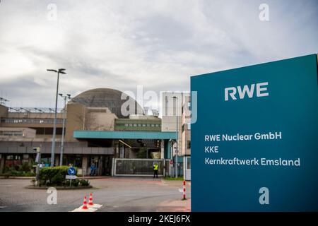 Lingen, Deutschland. 03.. November 2022. Blick auf das Kernkraftwerk Emsland. Das Kernkraftwerk in Lingen sollte eigentlich am 31. Dezember 2022 offline gehen. Aber nachdem der Kanzler im Oktober seinen Fuß niedergelegt hat, soll er nun bis April in Betrieb bleiben. (To dpa 'drei Monate sind nicht genug - Lingens Meinungen zum Kernkraftwerk') Quelle: Lino Mirgeler/dpa/Alamy Live News Stockfoto