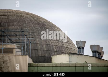 Lingen, Deutschland. 03.. November 2022. Blick auf das Kernkraftwerk Emsland. Das Kernkraftwerk in Lingen sollte eigentlich am 31. Dezember 2022 offline gehen. Aber nachdem der Kanzler im Oktober seinen Fuß niedergelegt hat, soll er nun bis April in Betrieb bleiben. (To dpa 'drei Monate sind nicht genug - Lingens Meinungen zum Kernkraftwerk') Quelle: Lino Mirgeler/dpa/Alamy Live News Stockfoto