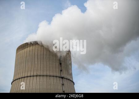 Lingen, Deutschland. 03.. November 2022. Blick auf das Kernkraftwerk Emsland. Das Kernkraftwerk in Lingen sollte eigentlich am 31. Dezember 2022 offline gehen. Aber nachdem der Kanzler im Oktober seinen Fuß niedergelegt hat, soll er nun bis April in Betrieb bleiben. (To dpa 'drei Monate sind nicht genug - Lingens Meinungen zum Kernkraftwerk') Quelle: Lino Mirgeler/dpa/Alamy Live News Stockfoto