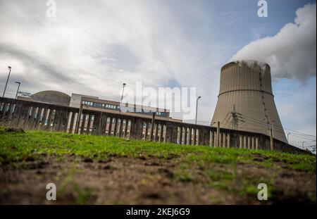 Lingen, Deutschland. 03.. November 2022. Blick auf das Kernkraftwerk Emsland. Das Kernkraftwerk in Lingen sollte eigentlich am 31. Dezember 2022 offline gehen. Aber nachdem der Kanzler im Oktober seinen Fuß niedergelegt hat, soll er nun bis April in Betrieb bleiben. (To dpa 'drei Monate sind nicht genug - Lingens Meinungen zum Kernkraftwerk') Quelle: Lino Mirgeler/dpa/Alamy Live News Stockfoto