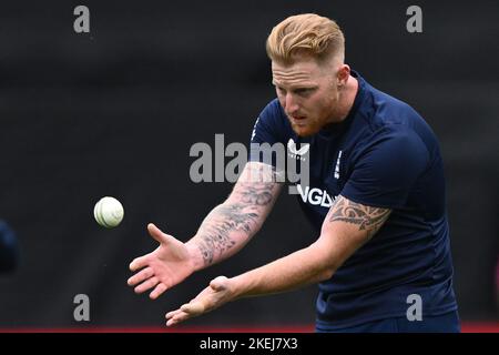 Der englische Ben Stokes erwärmt sich vor dem Weltcup-Finale T20 auf dem Melbourne Cricket Ground, Melbourne. Bilddatum: Sonntag, 13. November 2022. Stockfoto