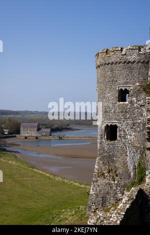 Blick auf die Mühle von Carew Castle, Pembrokeshire, Wales, Großbritannien Stockfoto