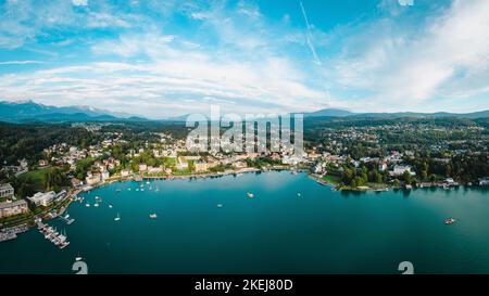 Velden-Bucht am Wörthersee in Kärnten (Kärnten) im Süden Österreichs. Landschaftlich schöner Panoramablick auf den touristischen Sommerurlaub Stockfoto