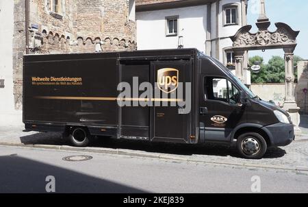 NÜRNBERG, DEUTSCHLAND - CA. JUNI 2022: UPS-Kurierwagen Stockfoto