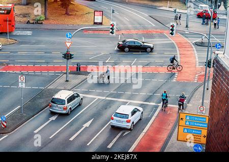 26. Juli 2022, Münster, Deutschland: Luftaufnahme der Kreuzungskreuzung der Stadt mit viel Verkehr und dichtem Verkehr von Autos und Radfahrern auf dem Fahrrad Stockfoto