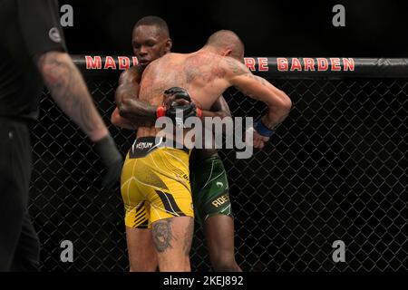 NEW YORK CITY, NY - 12. NOVEMBER: (L-R) Israel Adesanya kontrolliert den Körper von Alex Pereira in ihrem Titelkampf im Mittelgewicht während der UFC 281 Veranstaltung im Madison Square Garden am 12. November 2022 in New York City, New York, USA. (Foto von Louis Grasse/PxImages) Credit: Px Images/Alamy Live News Stockfoto