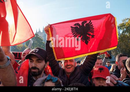 Die in London lebenden Albaner kamen auf breiter Basis heraus, nachdem Suella Braverman angedeutet hatte, dass Albaner, die nach Großbritannien gekommen sind, Kriminelle seien Stockfoto