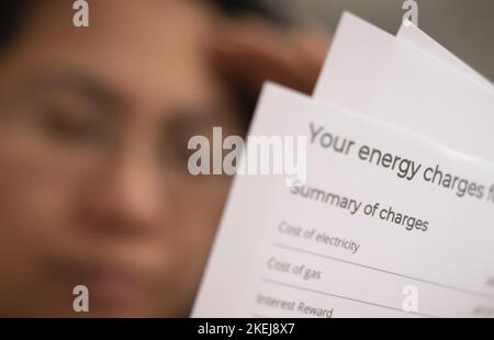 BILD VON Einem MODELL gestellt Aktenfoto vom 08/01/22 einer Person, die eine Stromrechnung hält. Ofgems Versäumnisse, Energieversorger bereits 2018 effektiv zu regulieren, haben die Haushalte „mit erheblichen Kosten“ zu bewältigen, sagte ein Wachhund. Ausgabedatum: Sonntag, 13. November 2022. Stockfoto