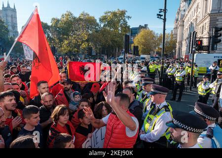 Die in London lebenden Albaner kamen auf breiter Basis heraus, nachdem Suella Braverman angedeutet hatte, dass Albaner, die nach Großbritannien gekommen sind, Kriminelle seien Stockfoto