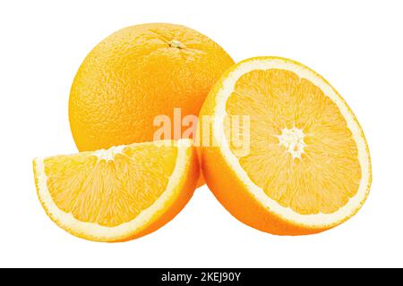 Orangenfrucht. Orange mit in halbe Scheiben geschnittenen Streifen auf Weiß isolieren. Datei enthält Beschneidungspfad. Stockfoto