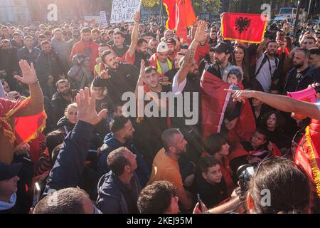 Die in London lebenden Albaner kamen auf breiter Basis heraus, nachdem Suella Braverman angedeutet hatte, dass Albaner, die nach Großbritannien gekommen sind, Kriminelle seien Stockfoto