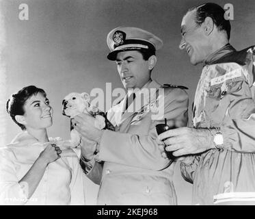 GREGORY PECK mit seiner zweiten Frau VERONIQUE PECK und Dog am Drehort mit FRED ASTAIRE während der Dreharbeiten zu ON THE BEACH 1959 Regisseur STANLEY KRAMER Roman Nevil Shute Stanley Kramer Productions / Lomitas Productions Inc. / United Artists Stockfoto