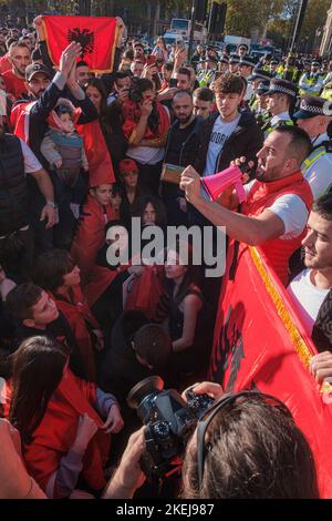 Die in London lebenden Albaner kamen auf breiter Basis heraus, nachdem Suella Braverman angedeutet hatte, dass Albaner, die nach Großbritannien gekommen sind, Kriminelle seien Stockfoto