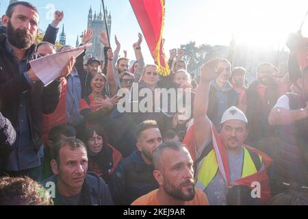 Die in London lebenden Albaner kamen auf breiter Basis heraus, nachdem Suella Braverman angedeutet hatte, dass Albaner, die nach Großbritannien gekommen sind, Kriminelle seien Stockfoto