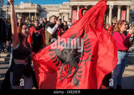 Die in London lebenden Albaner kamen auf breiter Basis heraus, nachdem Suella Braverman angedeutet hatte, dass Albaner, die nach Großbritannien gekommen sind, Kriminelle seien Stockfoto