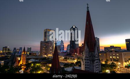 Das leuchtende Stadtbild von Jacksonville mit dem Wells Fargo Center und hohen Wolkenkratzern bei Nacht in Florida Stockfoto