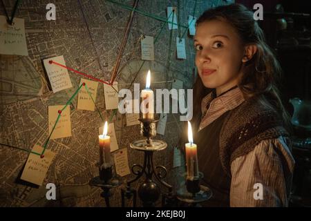 MILLIE BOBBY BROWN in ENOLA HOLMES 2 (2022), Regie: HARRY BRADBEER. Credit: Legendary Pictures / Netflix / Album Stockfoto