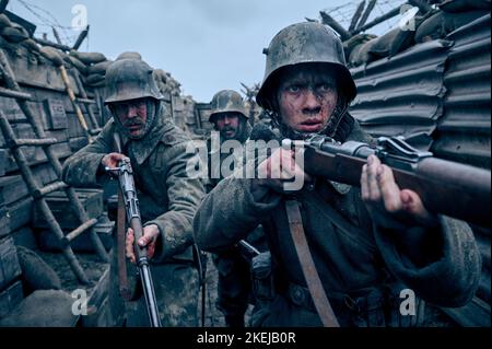 ALBRECHT SCHUCH, FELIX KAMMERER UND EDIN HASANOVIC IN ALL QUIET ON THE WESTERN FRONT (2022) -ORIGINALTITEL: IM WESTEN NICHTS NEUES-, REGIE EDWARD BERGER. Kredit: Amusement Park Films / Album Stockfoto