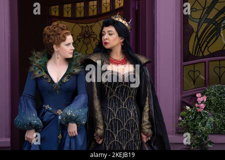 AMY ADAMS und MAYA RUDOLPH in DISENCHANTED (2022), Regie: ADAM SHANKMAN. Kredit: WALT DISNEY BILDER / Album Stockfoto