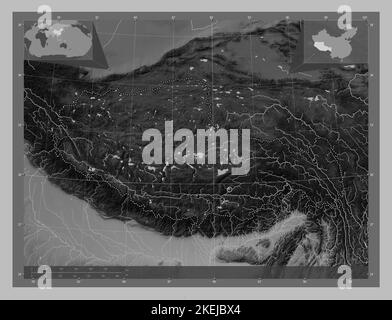 Xizang, autonome Region Chinas. Höhenkarte in Graustufen mit Seen und Flüssen. Standorte der wichtigsten Städte der Region. Zusätzliche Position der Ecke Stockfoto