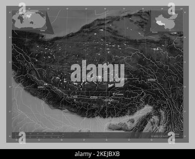 Xizang, autonome Region Chinas. Höhenkarte in Graustufen mit Seen und Flüssen. Orte und Namen der wichtigsten Städte der Region. Ecke Zusatzbereich Stockfoto