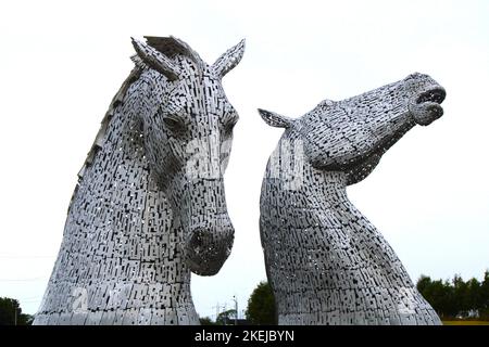 Eine Graustufe der herrlichen Kelpies-Skulptur in Falkirk, Schottland Stockfoto