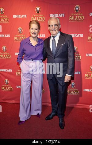 Hamburg, Deutschland. 12.. November 2022. Cornelia Poletto, Chefkoch, und Rüdiger Grube kommen anlässlich der Premiere des neuen Showprogramms „Unikate“ in Polettos „Palazzo“. Quelle: Georg Wendt/dpa/Alamy Live News Stockfoto