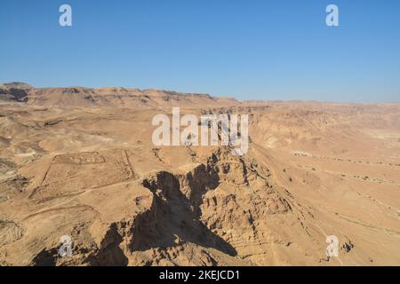 Felsen der Judäischen Wüste in der Nähe des Masada Parks. Die Wüste im Westen Israels. Stockfoto