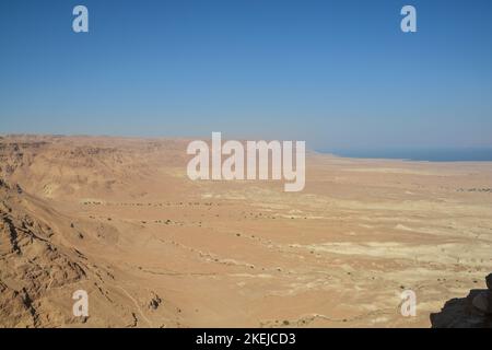 Felsen der Judäischen Wüste in der Nähe des Masada Parks. Die Wüste im Westen Israels. Stockfoto