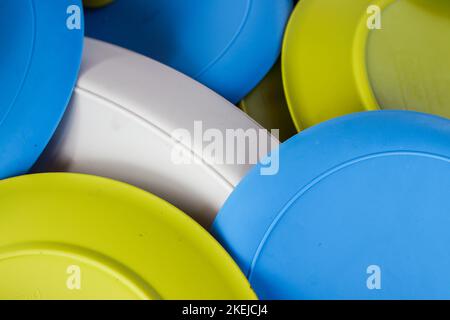 Bunte Teller auf dem Kopf. Stockfoto