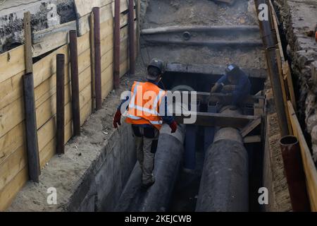 Bukarest, Rumänien - 10. November 2022: Baustelle auf der Straße für Arbeiter zur Reparatur einer RADET (Termoenergetica)-Pipeline in Bukarest. Stockfoto