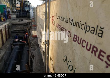 Bukarest, Rumänien - 10. November 2022: Baustelle auf der Straße für Arbeiter zur Reparatur einer RADET (Termoenergetica)-Pipeline in Bukarest. Stockfoto